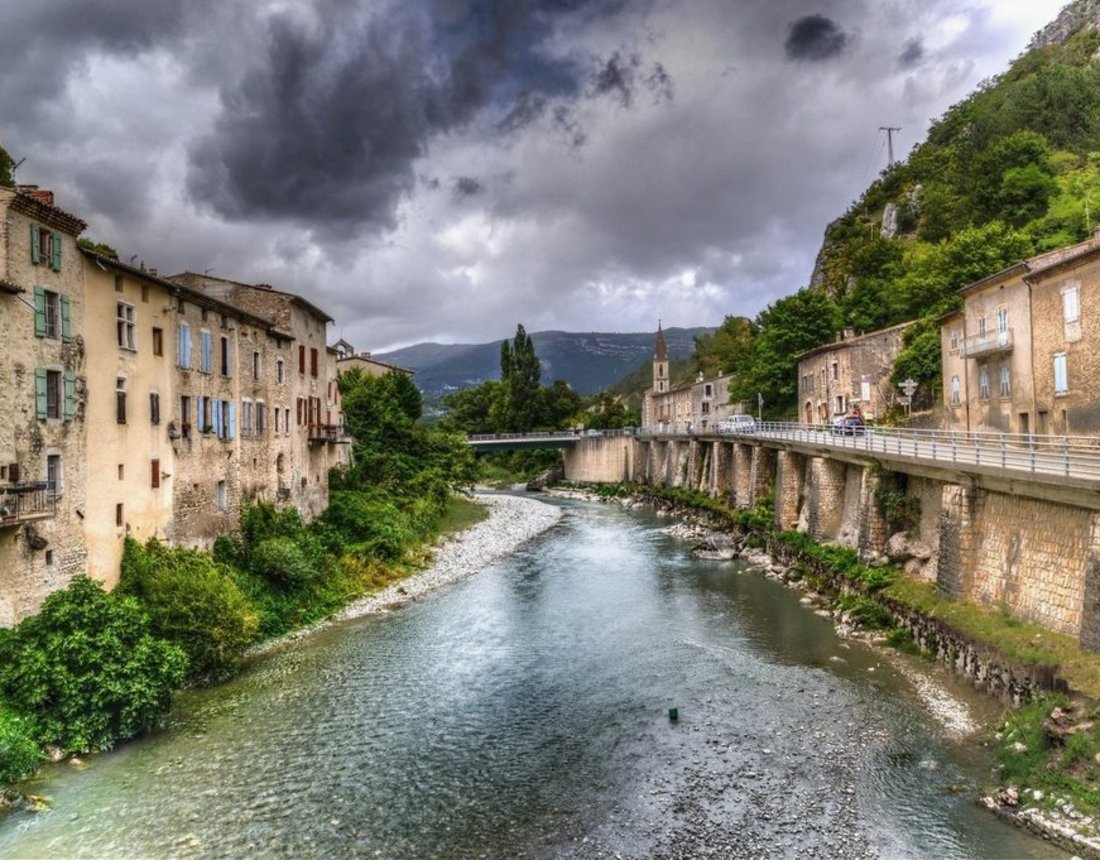 La Vale traverse le centre historique, au pied du pont des Tanneurs
